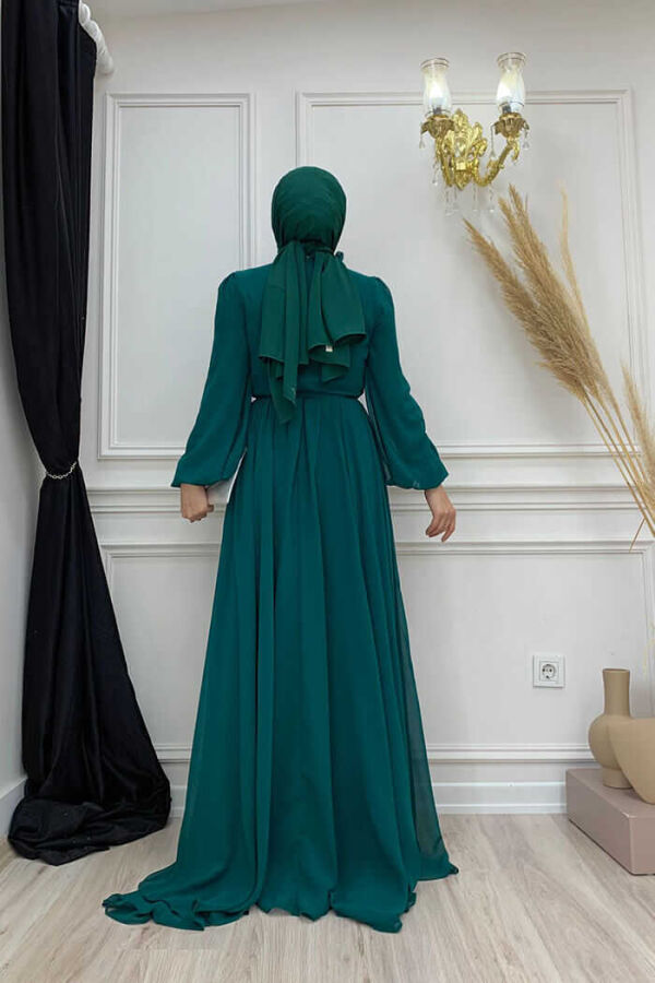 Yarım Boğaz Detaylı Ön Kısım Kat Kat Görünümlü Astarlı Şifon Abiye Elbise 4976 Zümrüt - 3