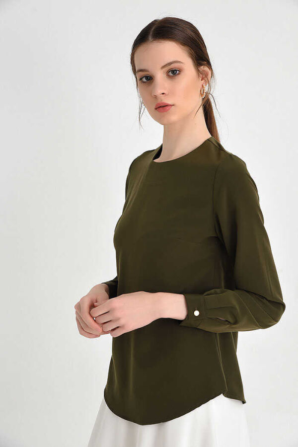 Kurze Unterwäschebluse mit geradem Rundhalsausschnitt und Manschettenknöpfen, 5298 Khaki - 3